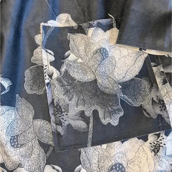 Chelsea & Theodore Soft Faux Leather Jacket Sz 1X Gray Floral Layering Durable - Picture 5 of 6